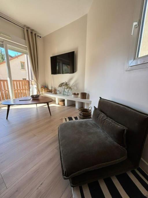 Apartment 3 Pieces, Spacieux En Plein Centre *